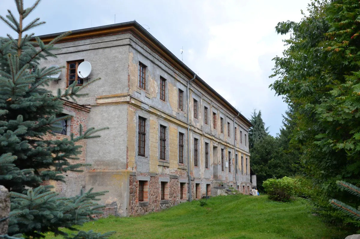 Pałac – od siedziby szkoły do zabytkowego budynku